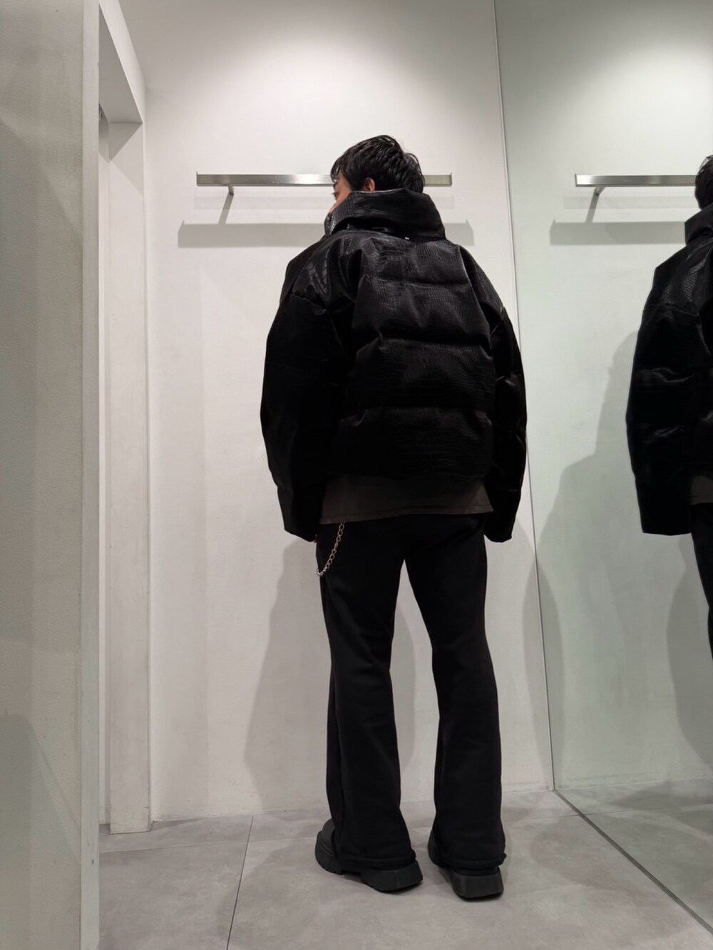 ブラック系のブルゾン、ブラック系のスウェットパンツを着用したメンズの秋コーディネートの3枚目の写真