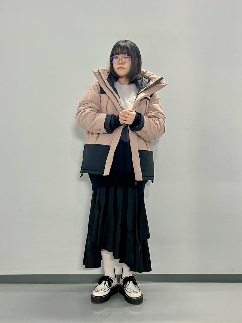 パープル系のダウンジャケット/コートを着用したレディースの秋コーディネートの4枚目の写真