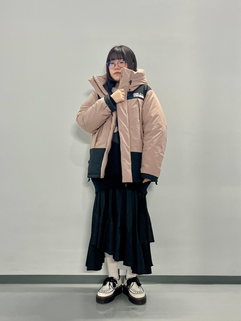 パープル系のダウンジャケット/コートを着用したレディースの秋コーディネートの3枚目の写真