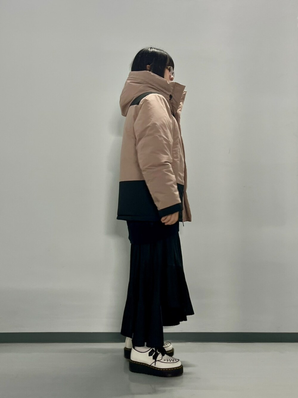 パープル系のダウンジャケット/コートを着用したレディースの秋コーディネートの6枚目の写真