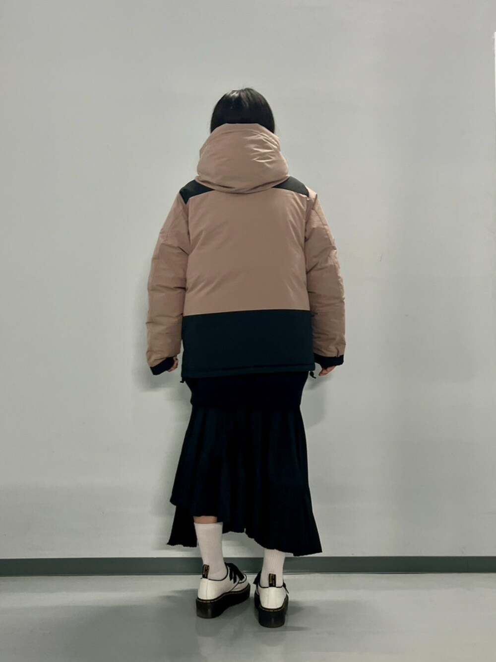 パープル系のダウンジャケット/コートを着用したレディースの秋コーディネートの7枚目の写真