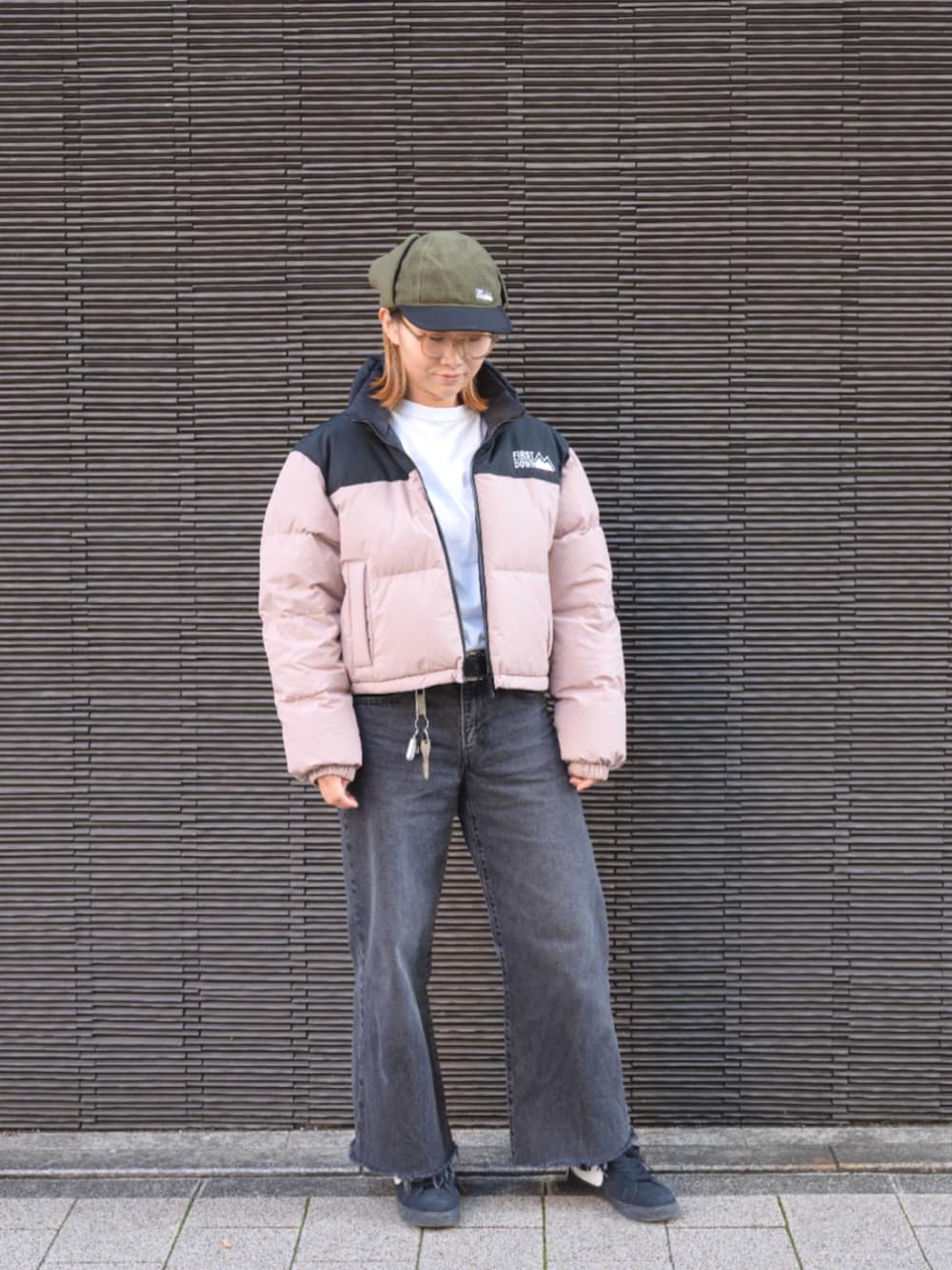 パープル系のダウンジャケット/コートを着用したレディースの秋コーディネートの2枚目の写真