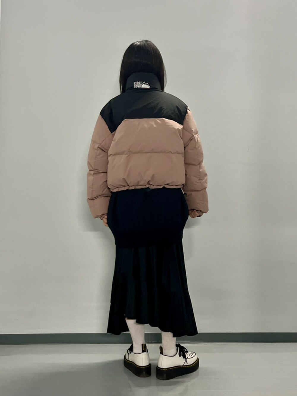 パープル系のダウンジャケット/コートを着用したレディースの秋コーディネートの7枚目の写真