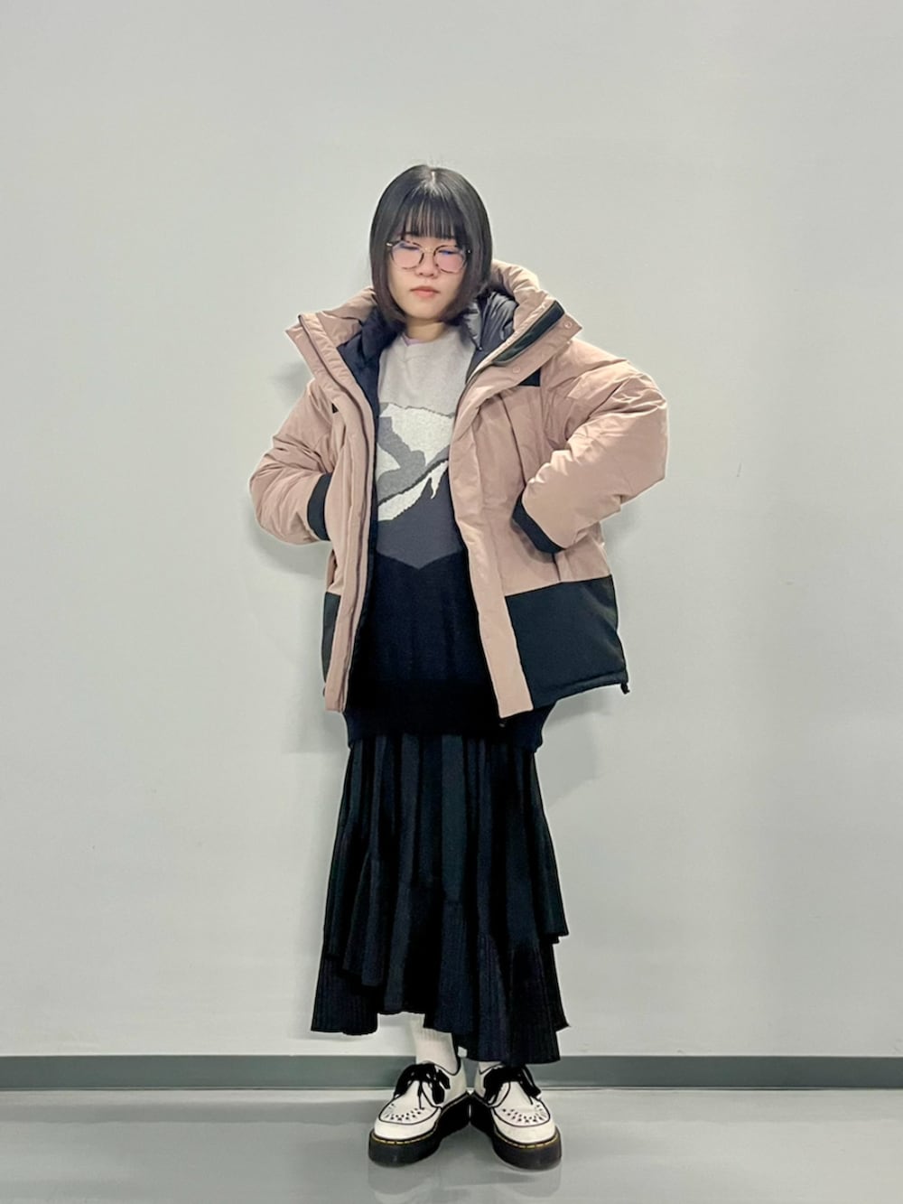 パープル系のダウンジャケット/コートを着用したレディースの秋コーディネートの2枚目の写真