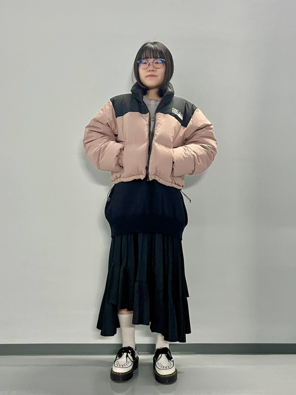 パープル系のダウンジャケット/コートを着用したレディースの秋コーディネートの3枚目の写真