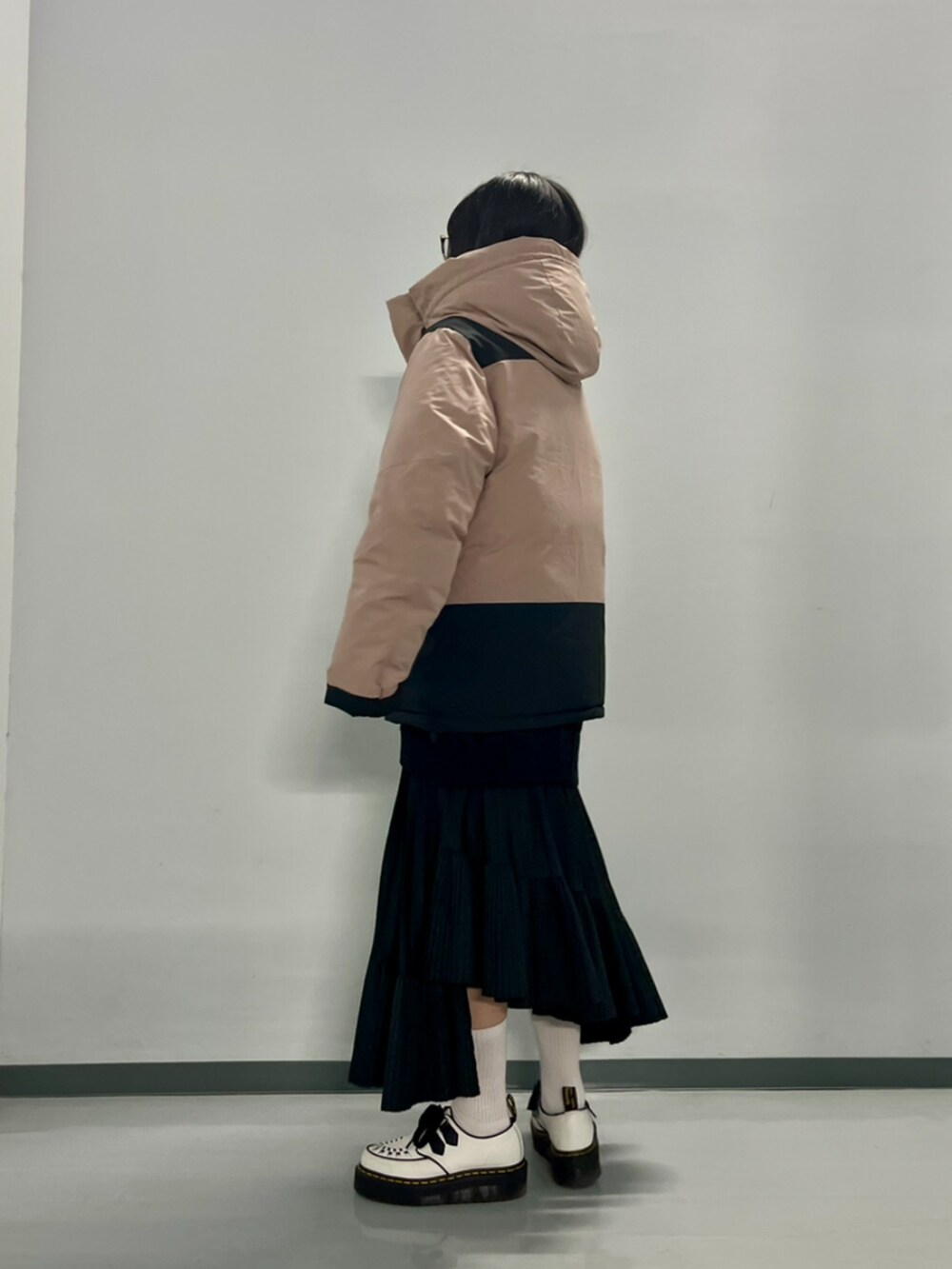 パープル系のダウンジャケット/コートを着用したレディースの秋コーディネートの8枚目の写真