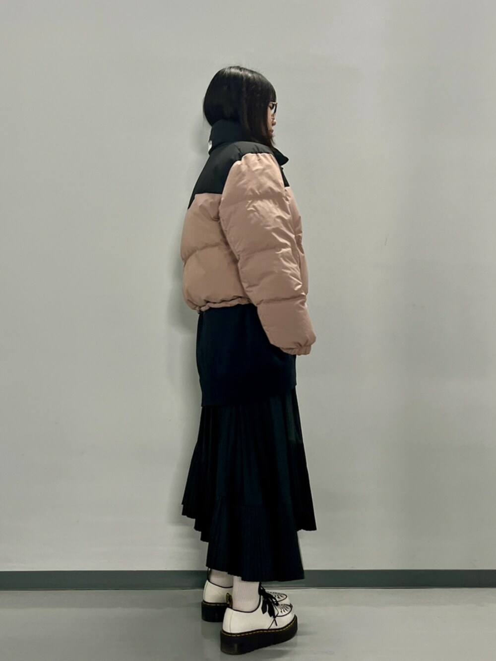 パープル系のダウンジャケット/コートを着用したレディースの秋コーディネートの6枚目の写真