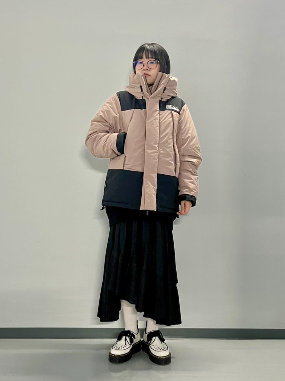 パープル系のダウンジャケット/コートを着用したレディースの秋コーディネートの5枚目の写真