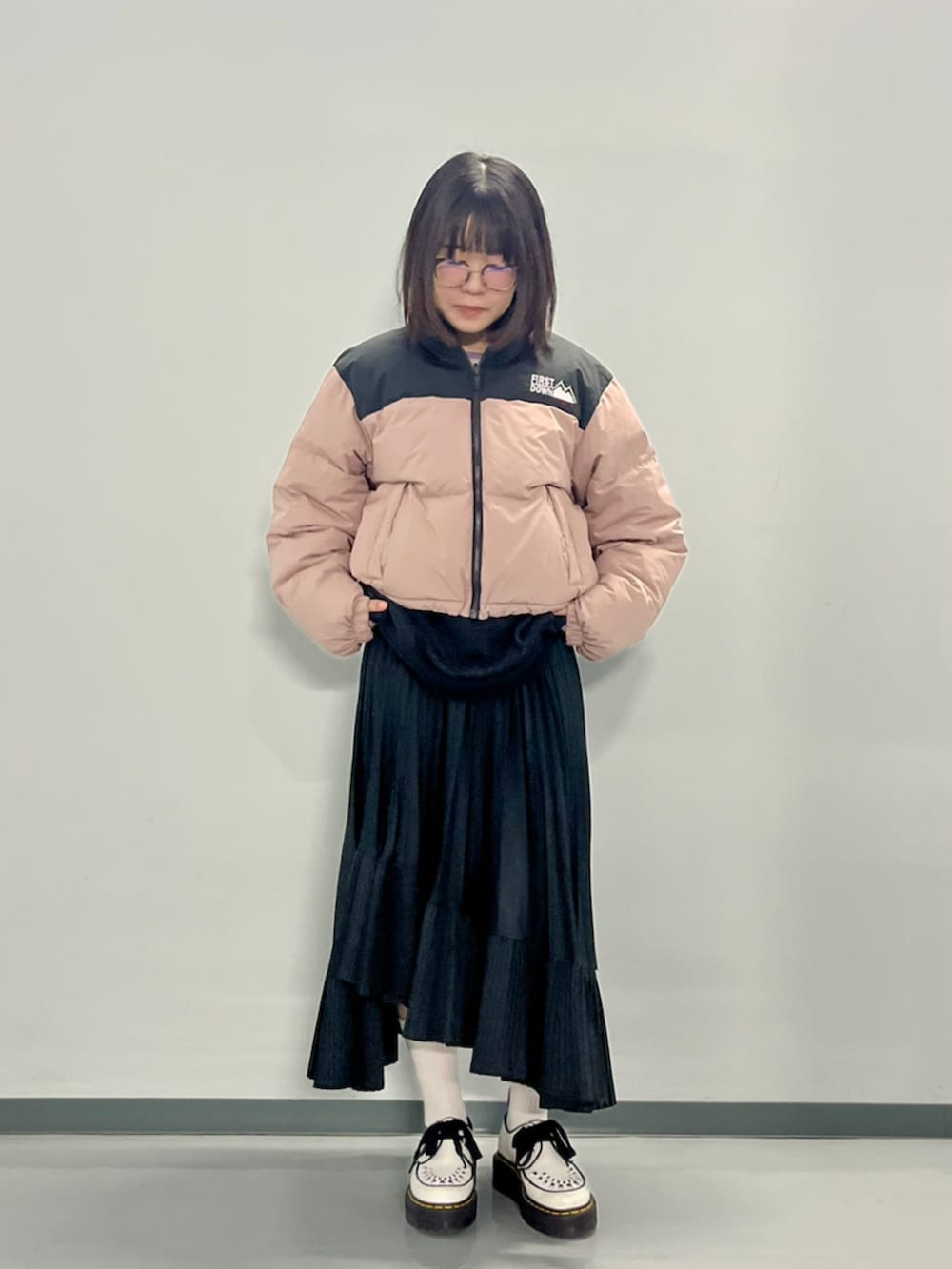 パープル系のダウンジャケット/コートを着用したレディースの秋コーディネートの9枚目の写真