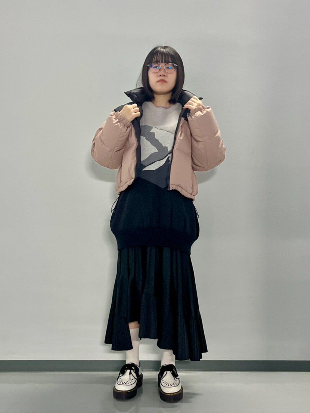 パープル系のダウンジャケット/コートを着用したレディースの秋コーディネートの2枚目の写真