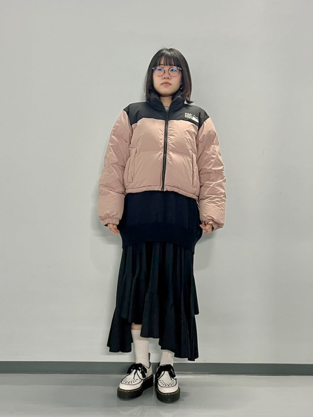 パープル系のダウンジャケット/コートを着用したレディースの秋コーディネートの4枚目の写真