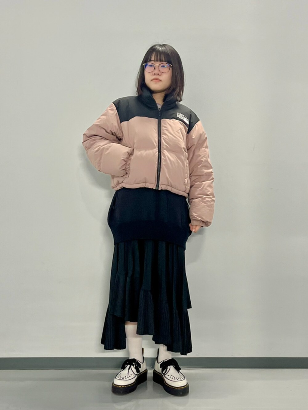 パープル系のダウンジャケット/コートを着用したレディースの秋コーディネートの5枚目の写真