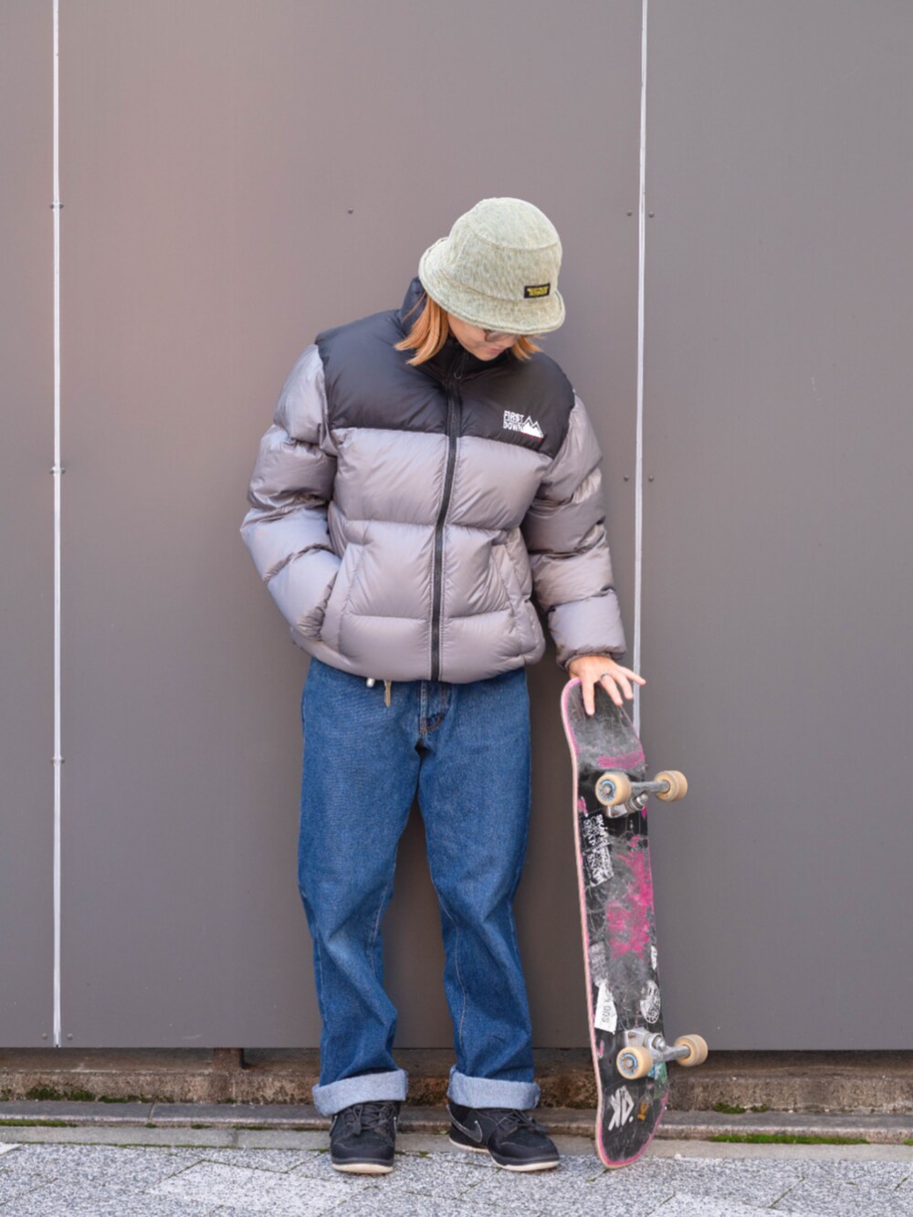 グレー系のダウンジャケット/コートを着用したレディースの秋コーディネートの2枚目の写真