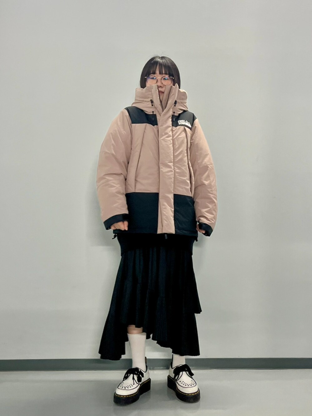 パープル系のダウンジャケット/コートを着用したレディースの秋コーディネートの9枚目の写真