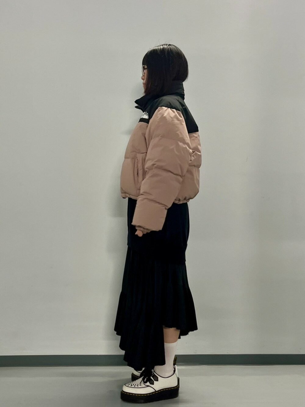 パープル系のダウンジャケット/コートを着用したレディースの秋コーディネートの8枚目の写真