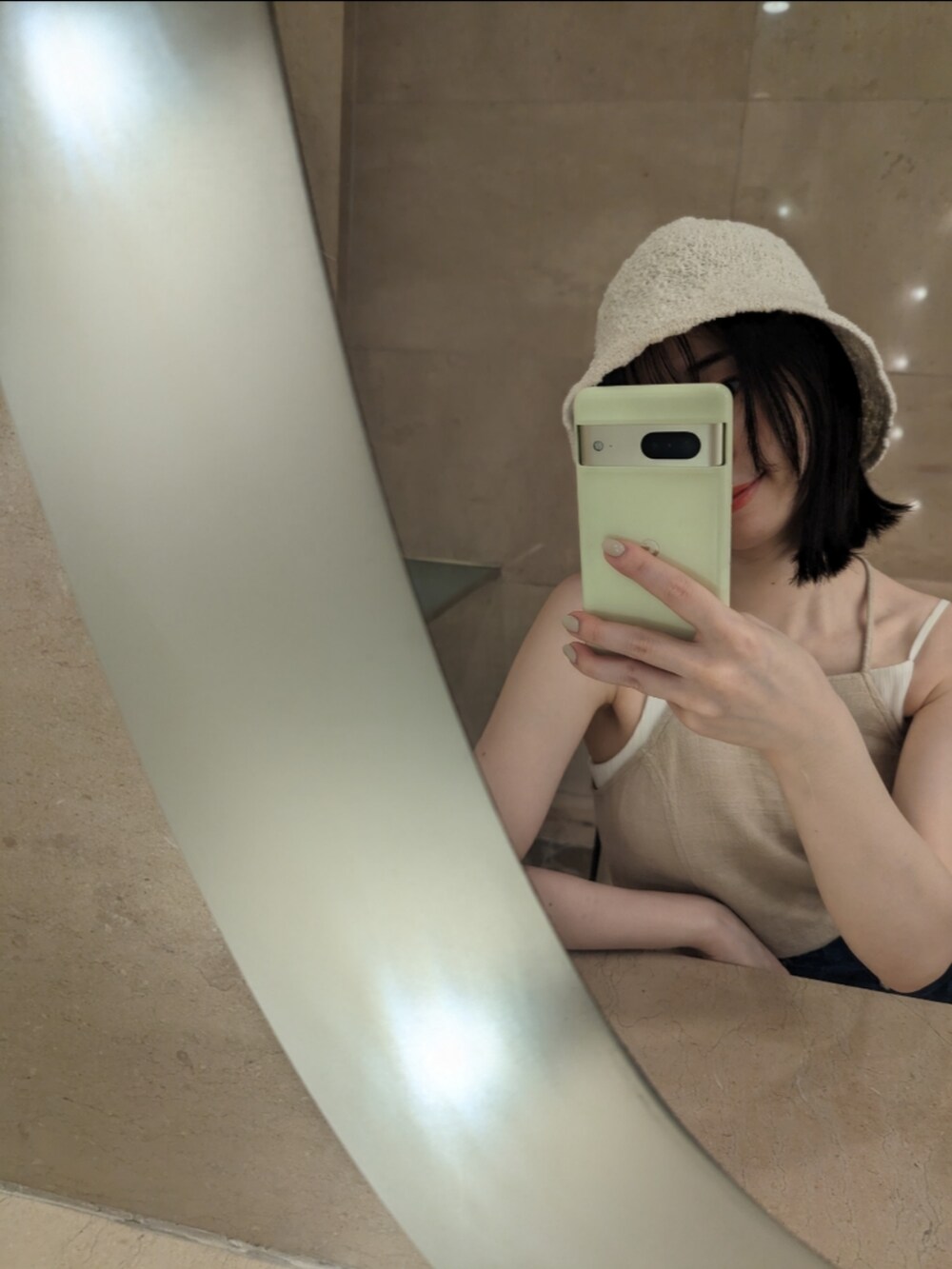 「夏コーデ、オトナ女子、シンプルスタイル、キャミソール、ロングスカート、ハット、トートバッグ、低身長女子、大人カジュアル、ゆるコーデ、でにむ、ベージュコーデ、夏トップス、スカートスタイル、韓国ファッション」｜「mardiのアイテム（トートバッグ、ホワイト系）」を使った、ぴっぴさん（レディース・155cm）の夏コーディネートの2枚目の写真