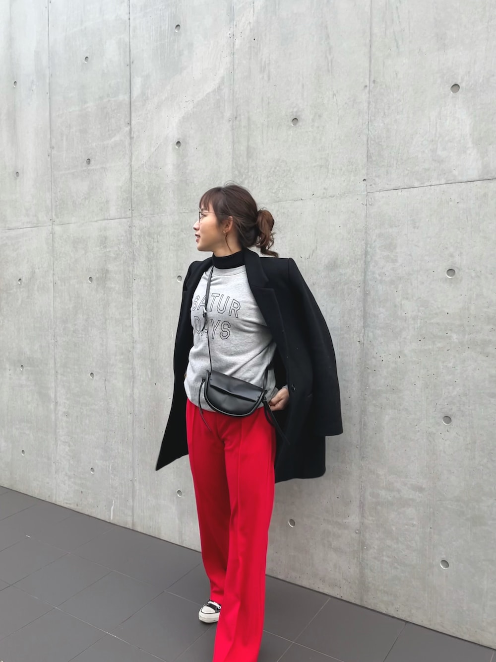 ブラック系のテーラードジャケット、グレー系のスウェット、ブラック系のショルダーバッグを着用したレディースの冬コーディネートの2枚目の写真