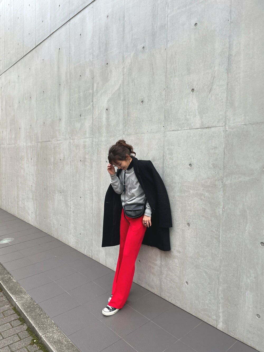 ブラック系のテーラードジャケット、グレー系のスウェット、ブラック系のショルダーバッグを着用したレディースの冬コーディネートの3枚目の写真