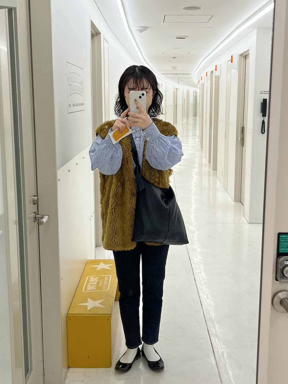 「ベスト、シャツ、ストライプシャツ、ブルーシャツ、デニム、GU、スマホチェーン、ボブ、ボブヘア、パーマ、パーマヘア」｜「GUのアイテム（デニムパンツ、ブルー系）」を使った、みづきさん（レディース・158cm）の夏コーディネートの3枚目の写真