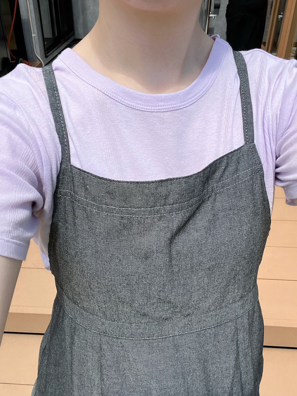 ブラック系のジャンパースカート、パープル系のTシャツ/カットソーを着用したレディースの夏コーディネートの4枚目の写真
