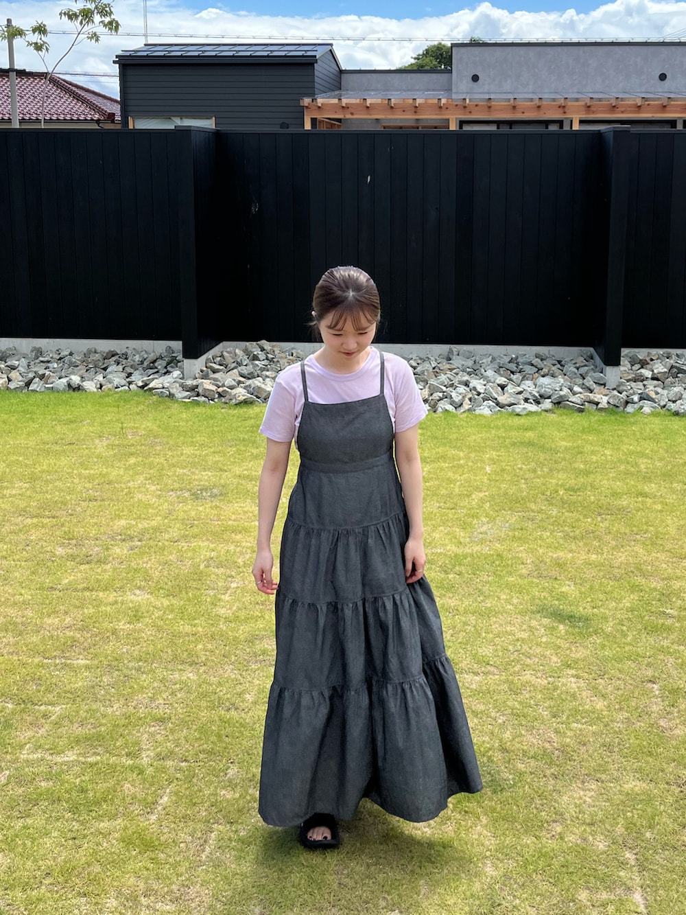 ブラック系のジャンパースカート、パープル系のTシャツ/カットソーを着用したレディースの夏コーディネートの3枚目の写真