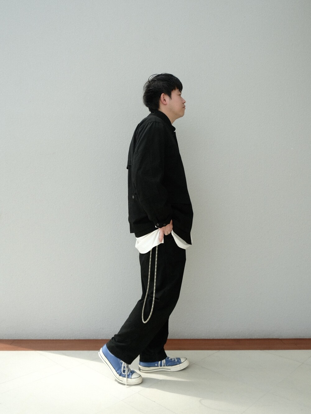 ブラック系のその他アウター、ブラック系のその他パンツを着用したメンズの春コーディネートの4枚目の写真
