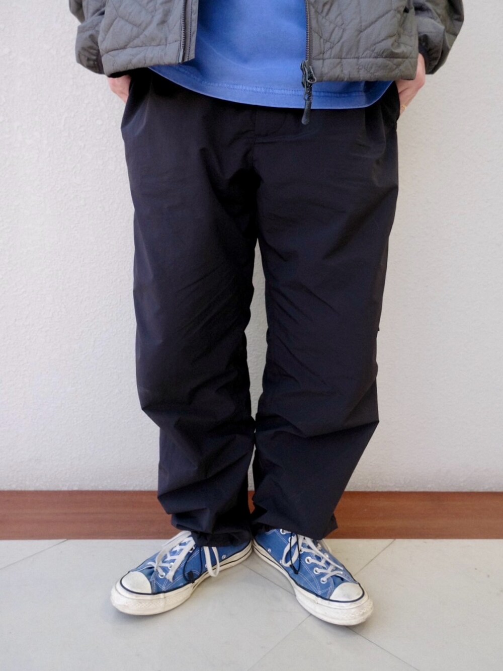 ブルー系のTシャツ/カットソー、ブラック系のその他パンツ、グレー系のパーカーを着用したメンズの春コーディネートの8枚目の写真