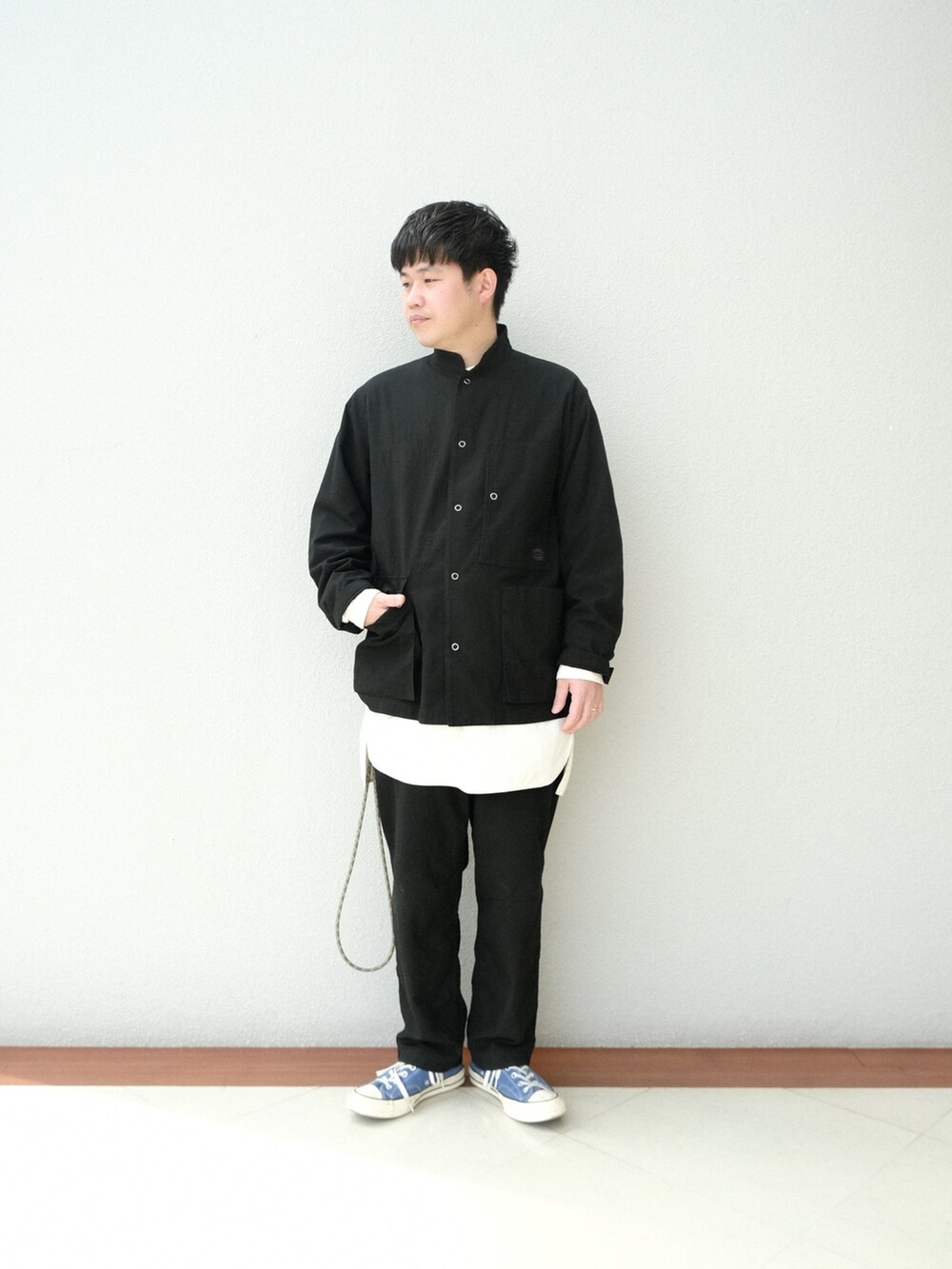 ブラック系のその他アウター、ブラック系のその他パンツを着用したメンズの春コーディネートの2枚目の写真