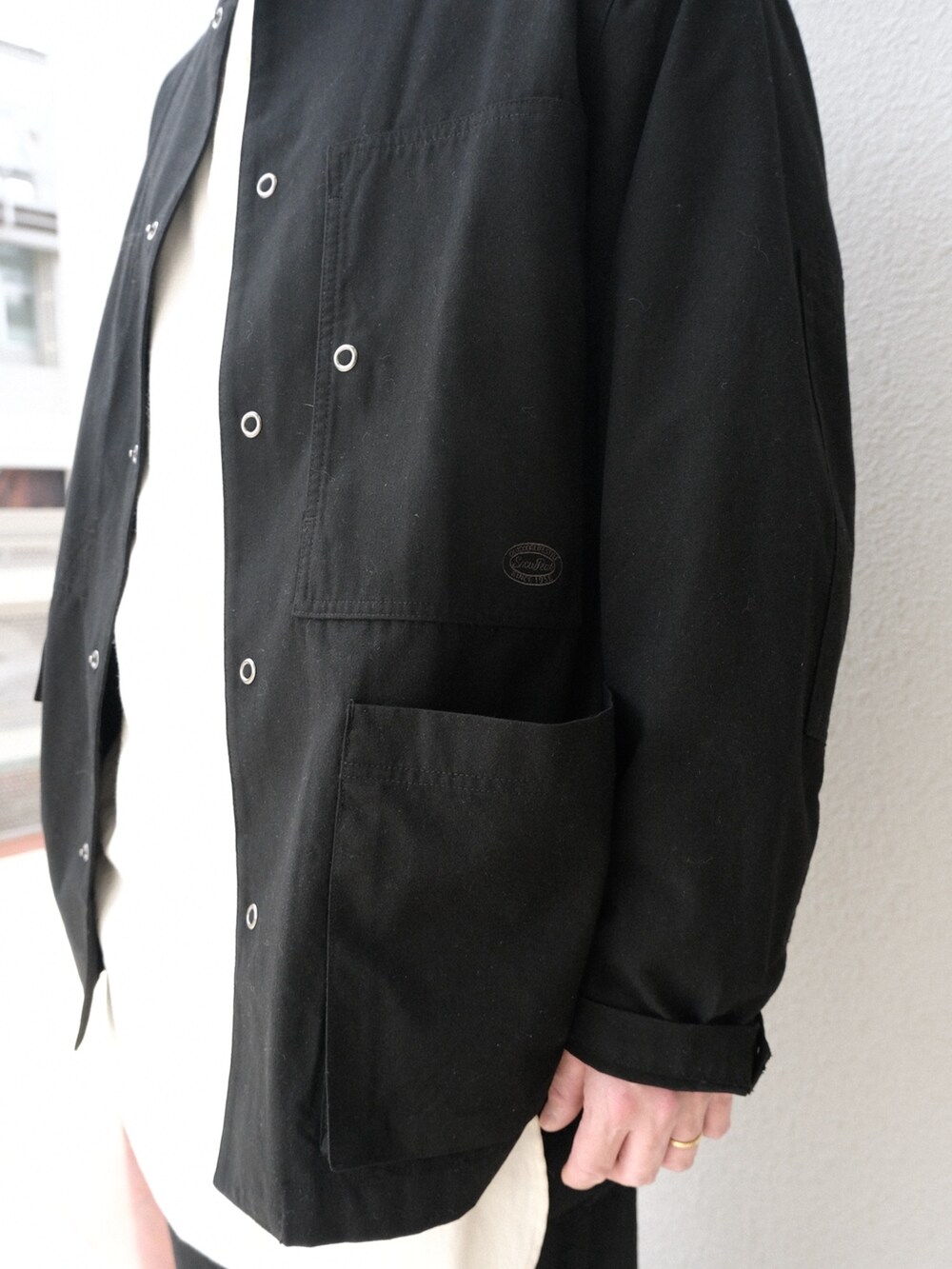 ブラック系のその他アウター、ブラック系のその他パンツを着用したメンズの春コーディネートの7枚目の写真