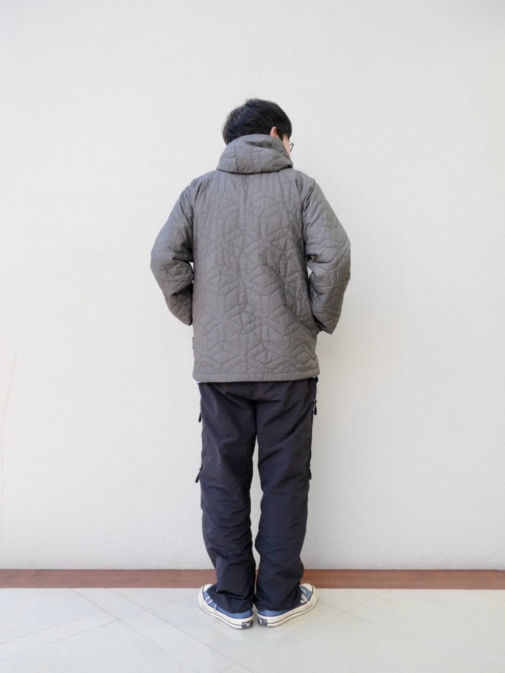 ブルー系のTシャツ/カットソー、ブラック系のその他パンツ、グレー系のパーカーを着用したメンズの春コーディネートの4枚目の写真