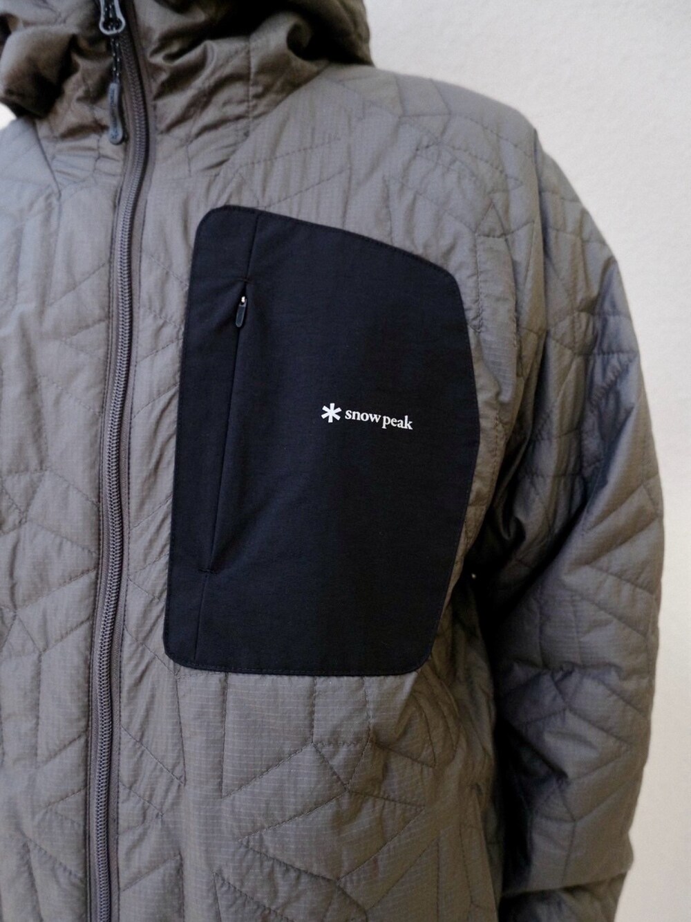 ブルー系のTシャツ/カットソー、ブラック系のその他パンツ、グレー系のパーカーを着用したメンズの春コーディネートの5枚目の写真