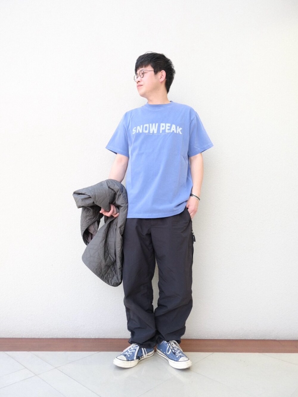 ブルー系のTシャツ/カットソー、ブラック系のその他パンツ、グレー系のパーカーを着用したメンズの春コーディネートの10枚目の写真