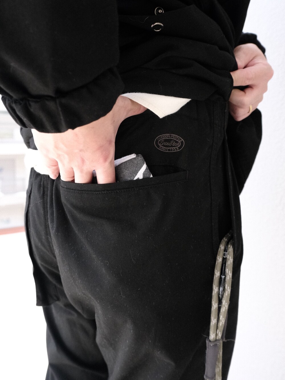 ブラック系のその他アウター、ブラック系のその他パンツを着用したメンズの春コーディネートの9枚目の写真