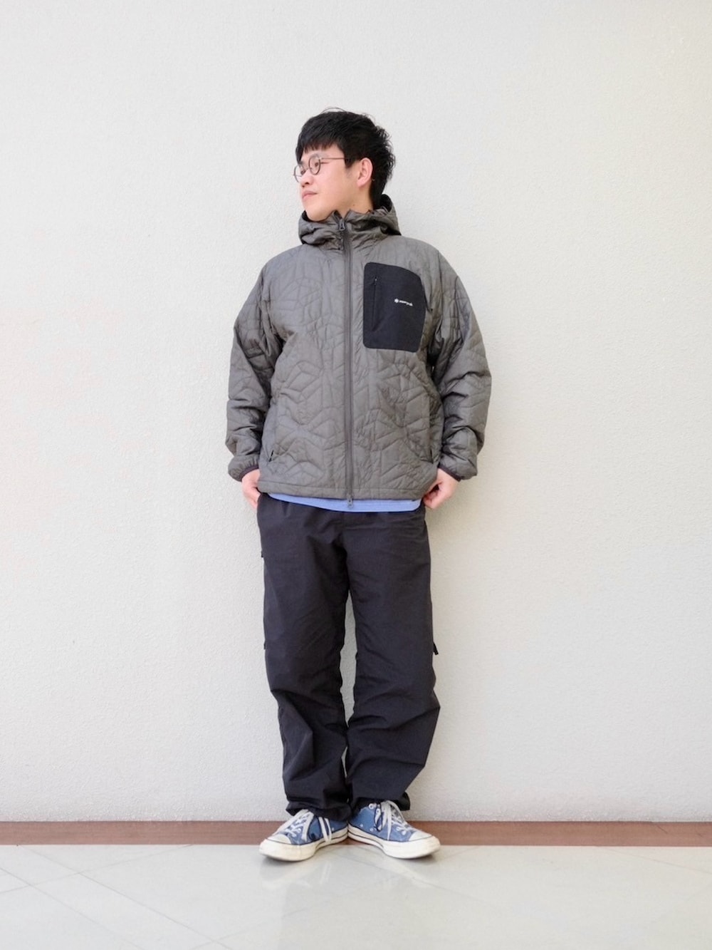 ブルー系のTシャツ/カットソー、ブラック系のその他パンツ、グレー系のパーカーを着用したメンズの春コーディネートの2枚目の写真