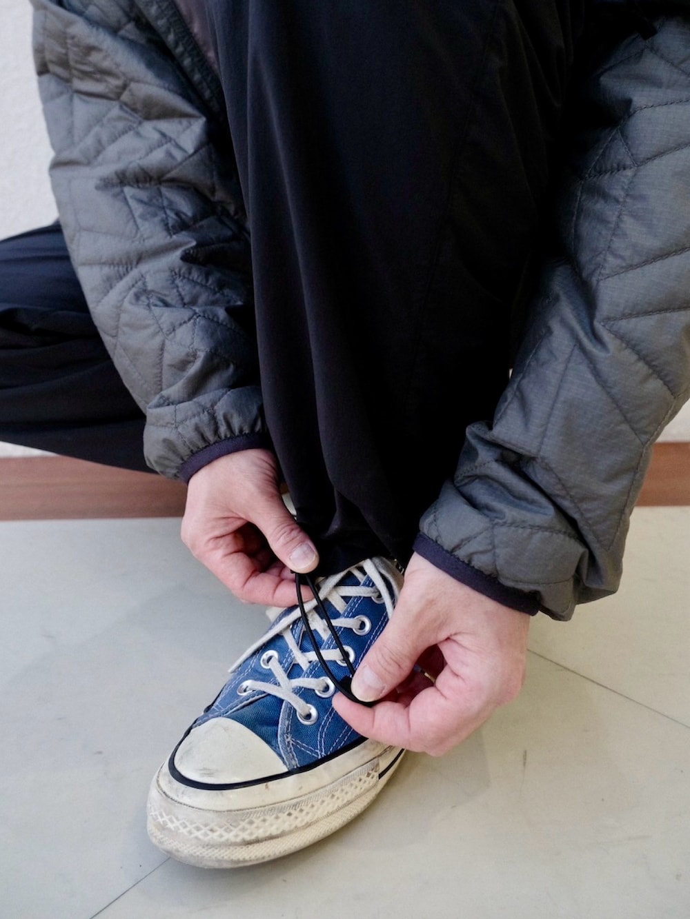 ブルー系のTシャツ/カットソー、ブラック系のその他パンツ、グレー系のパーカーを着用したメンズの春コーディネートの9枚目の写真