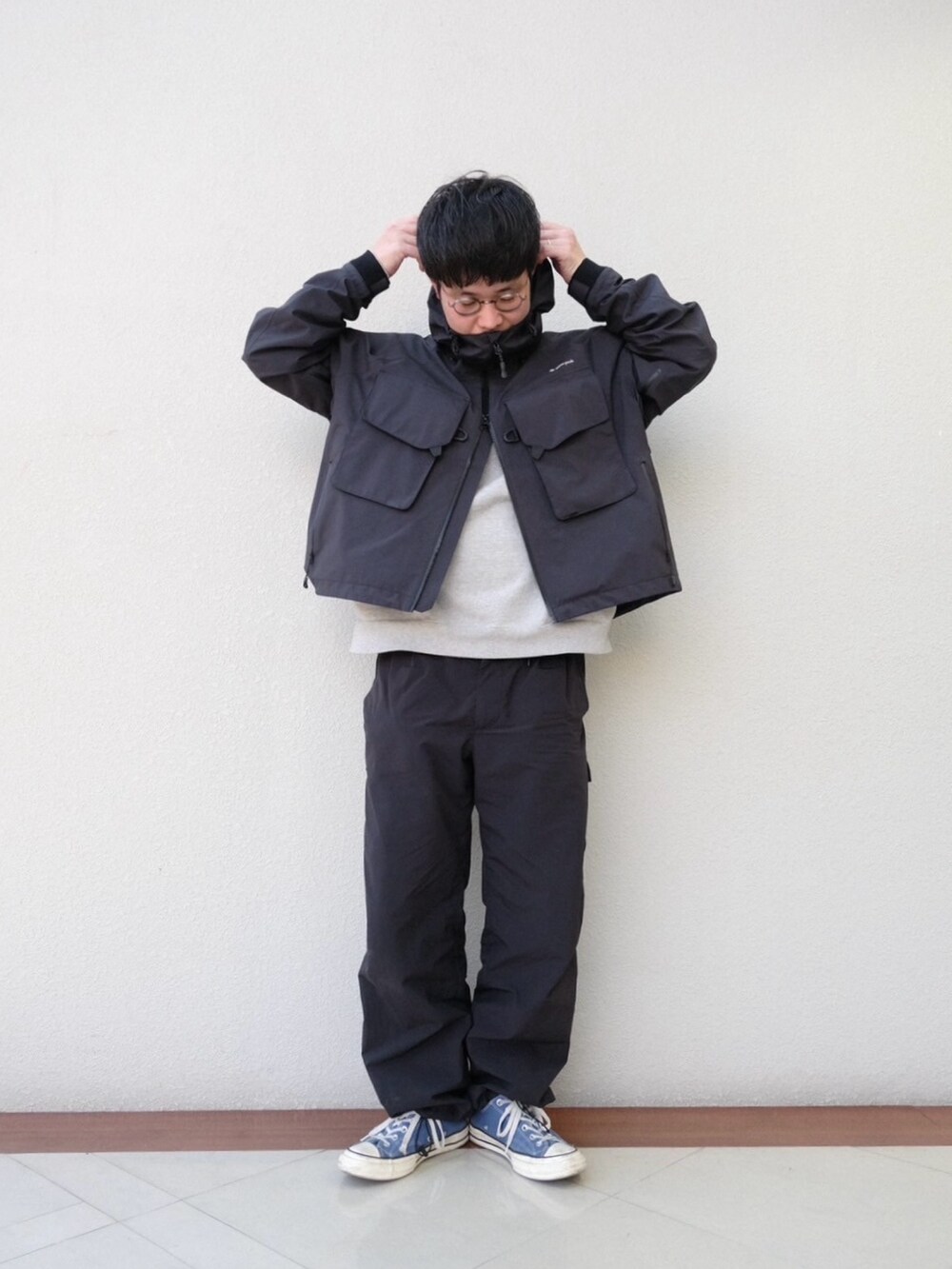 ブラック系のナイロンジャケット、グレー系のスウェット、ブラック系のその他パンツを着用したメンズの春コーディネートの3枚目の写真