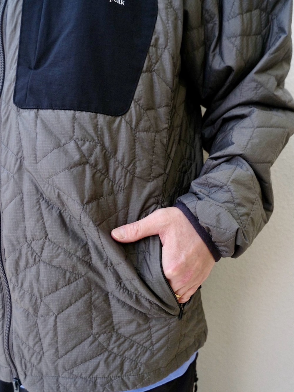 ブルー系のTシャツ/カットソー、ブラック系のその他パンツ、グレー系のパーカーを着用したメンズの春コーディネートの6枚目の写真