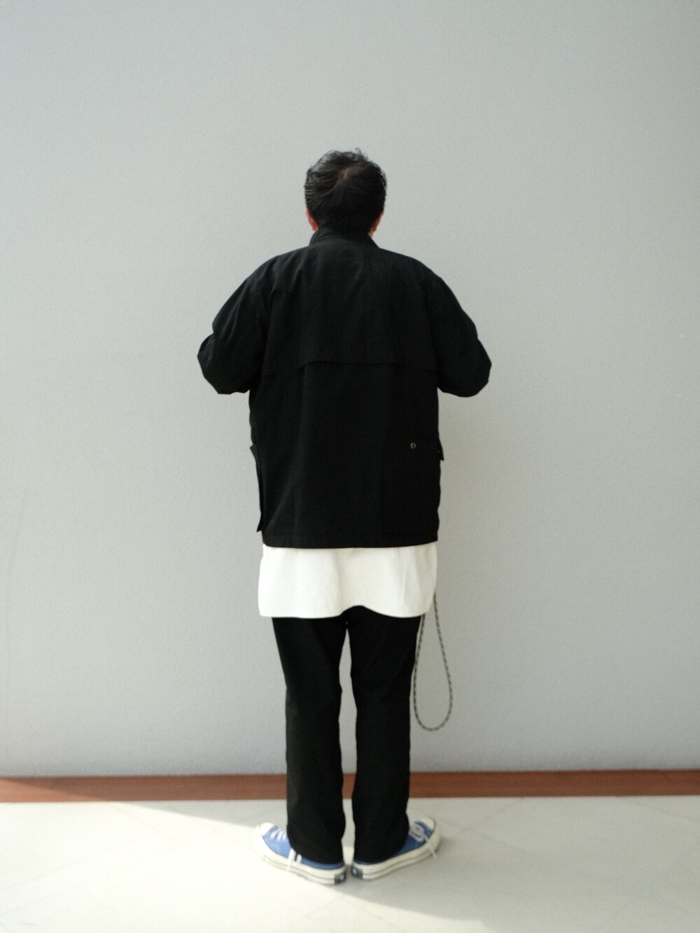 ブラック系のその他アウター、ブラック系のその他パンツを着用したメンズの春コーディネートの5枚目の写真