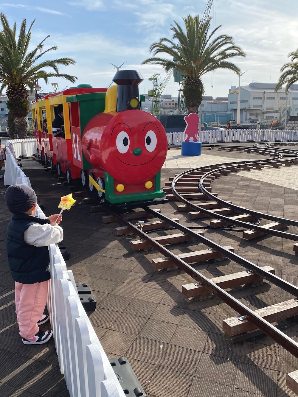 ピンク系のスウェットパンツ、ブラック系のダウンベスト、ホワイト系のスウェットを着用したキッズの冬コーディネートの3枚目の写真