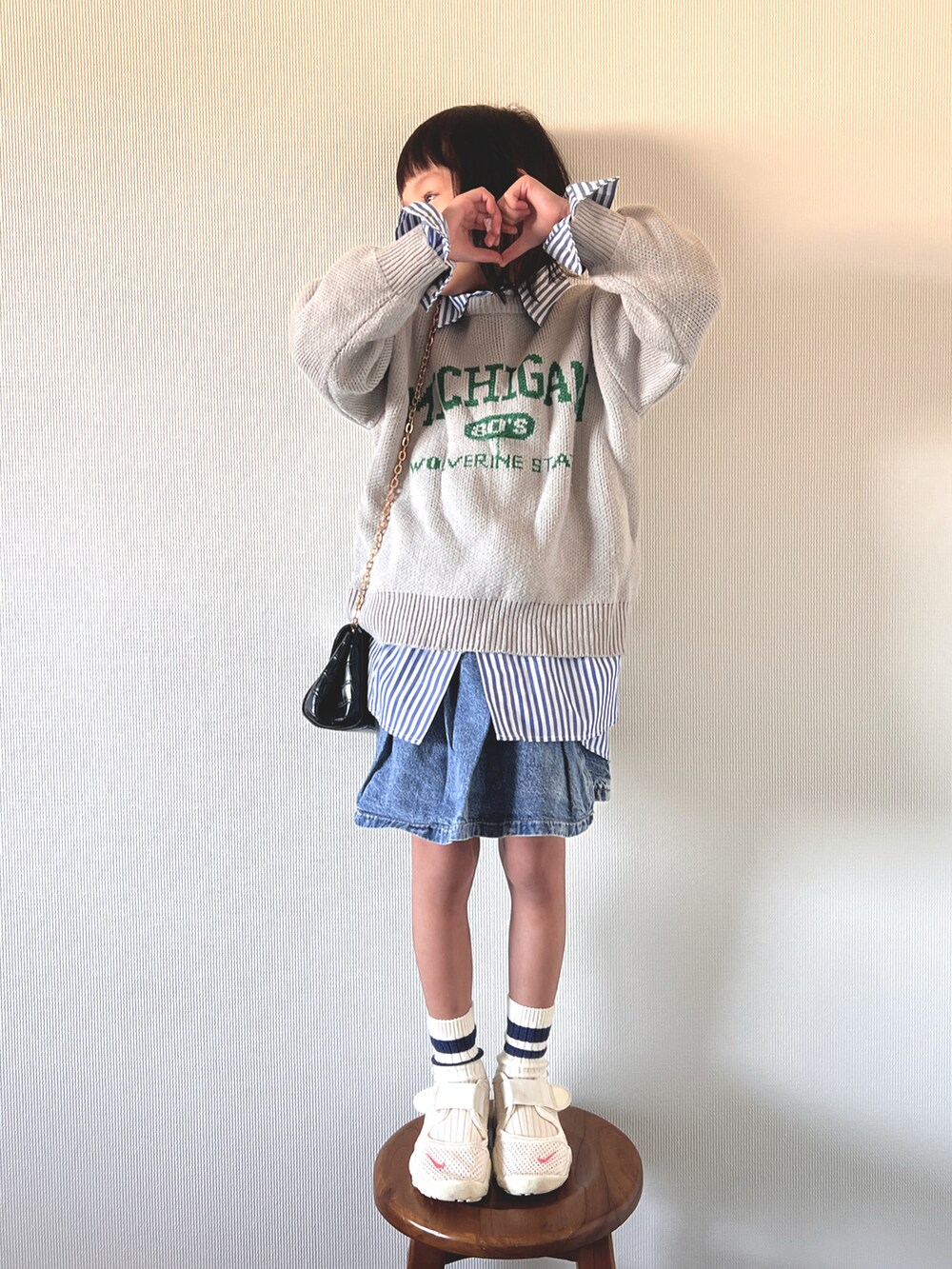 ホワイト系のスニーカー、グレー系のニット/セーター、ブルー系のシャツ/ブラウスを着用したキッズの冬コーディネートの2枚目の写真