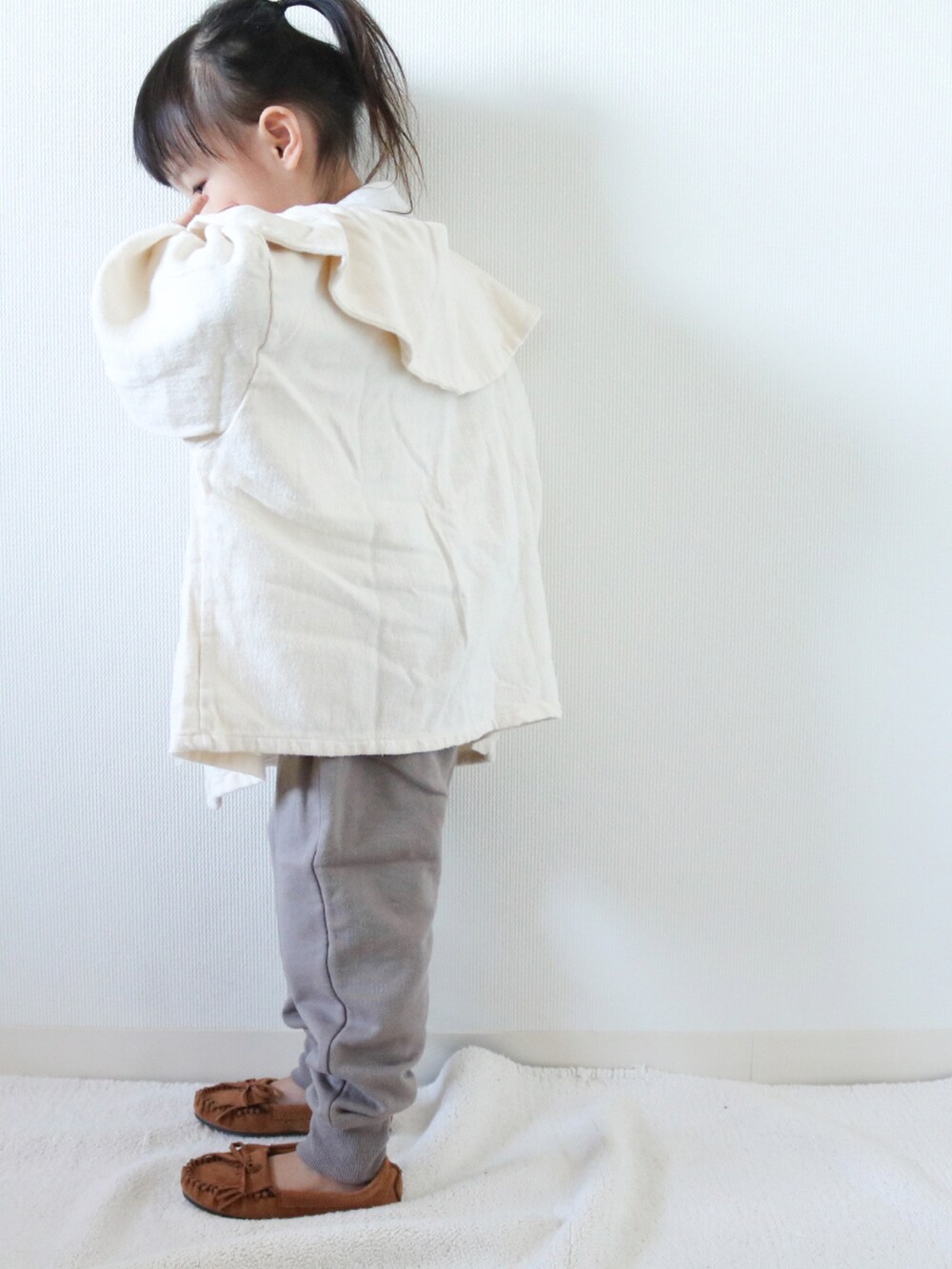 ブルー系のTシャツ/カットソー、グリーン系のその他パンツ、イエロー系のモカシン/デッキシューズを着用したキッズの冬コーディネートの2枚目の写真