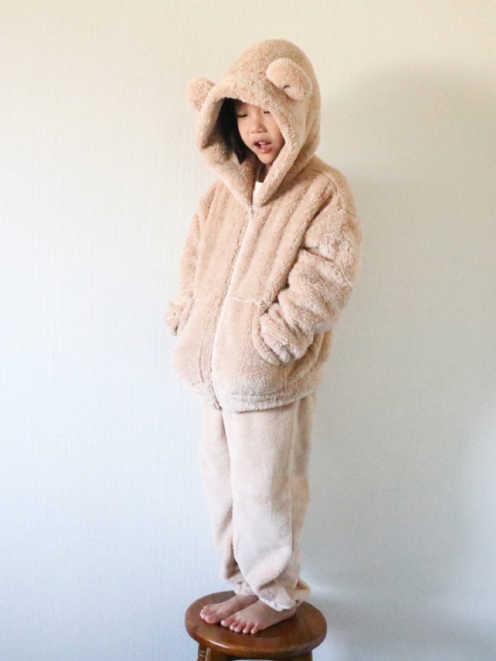 ベージュ系のルームウェアを着用したキッズの冬コーディネートの2枚目の写真