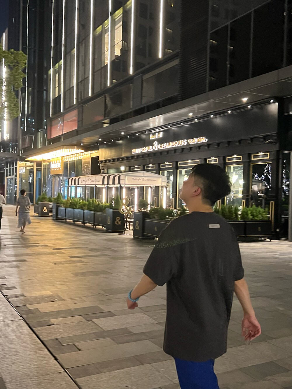 ホワイト系のスニーカー、ブルー系のカーゴパンツ、ホワイト系のTシャツ/カットソーを着用したメンズの夏コーディネートの3枚目の写真