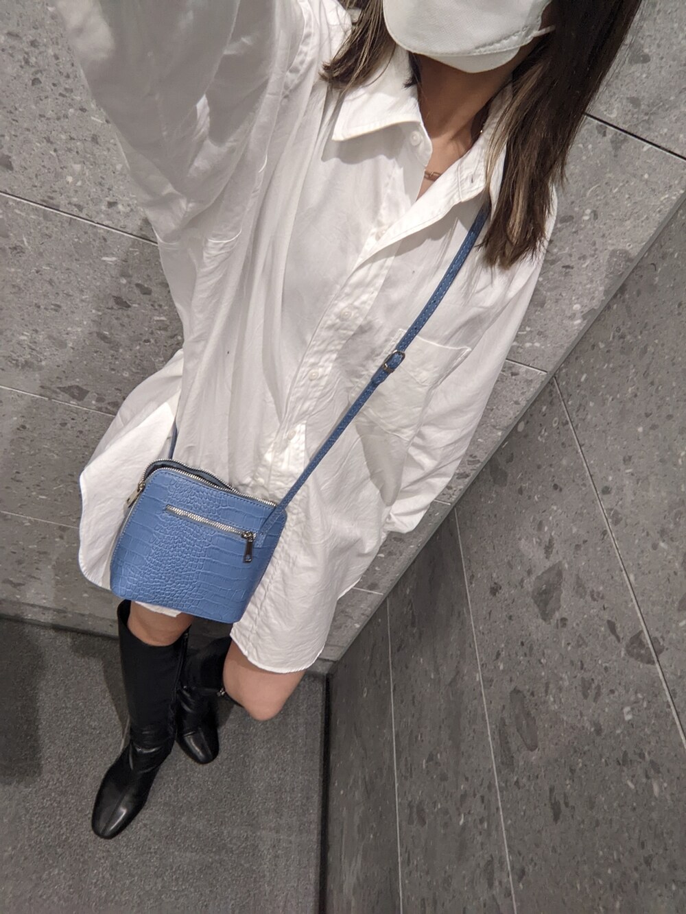 ブラック系のブーツ、ホワイト系のシャツ/ブラウスを着用したレディースの春コーディネートの2枚目の写真