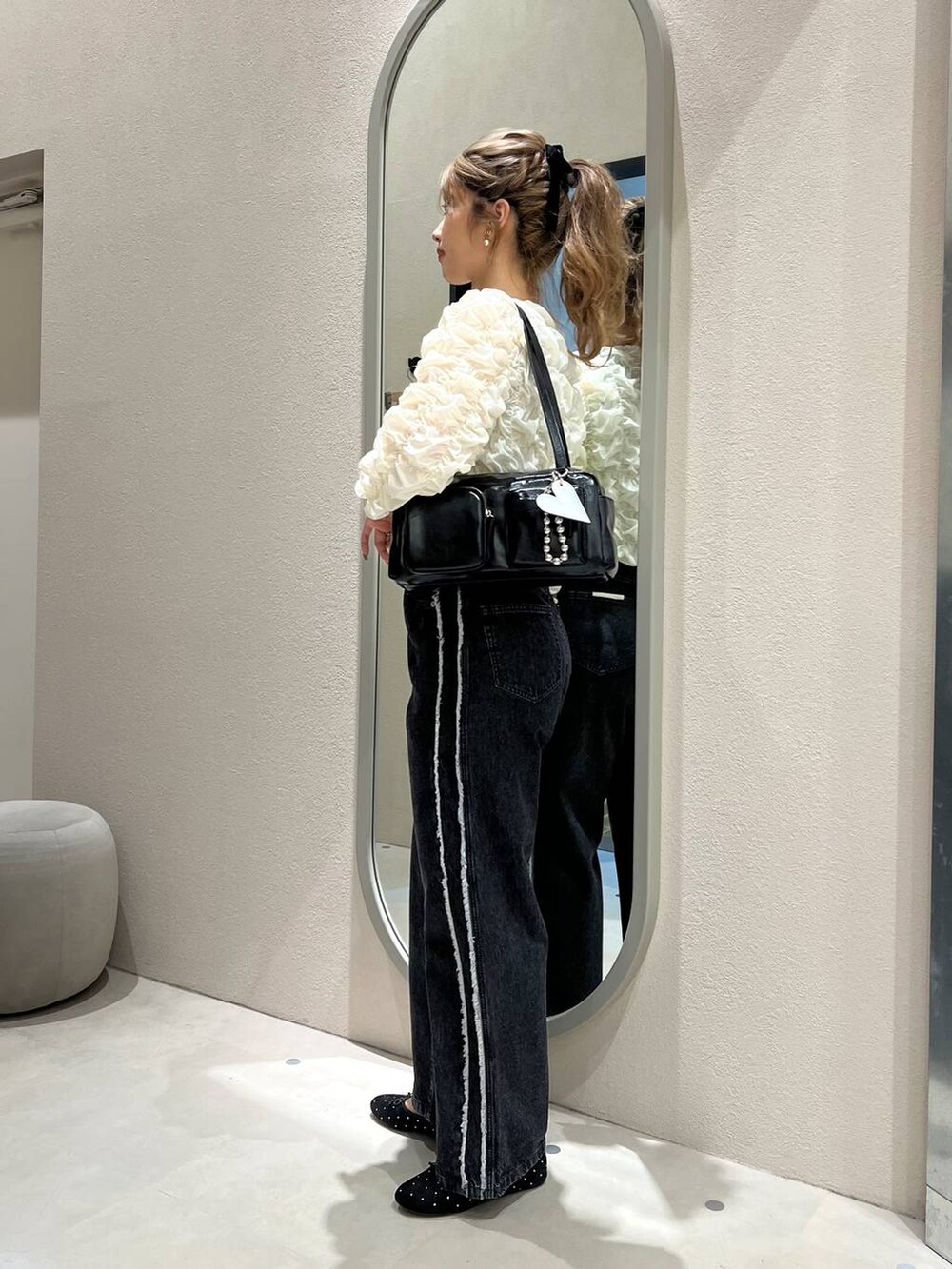 ブラック系のボストンバッグ、ブラック系のタンクトップ、ブラック系のバレエシューズを着用したレディースの秋コーディネートの2枚目の写真