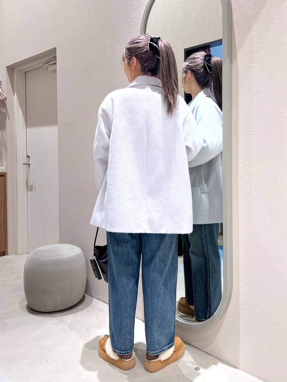 ブルー系のデニムパンツ、イエロー系のスリッポン、ホワイト系のTシャツ/カットソーを着用したレディースの冬コーディネートの4枚目の写真