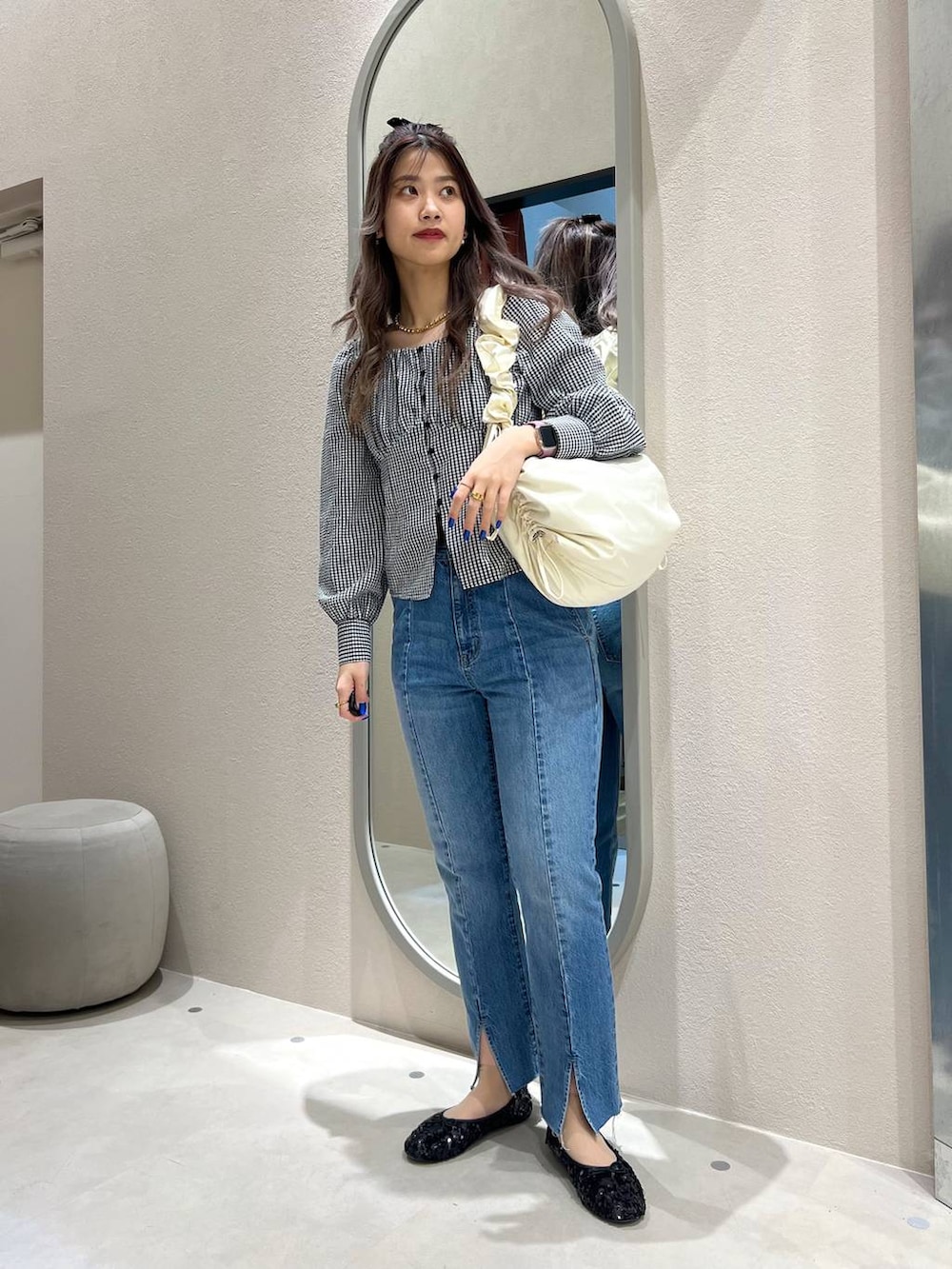 その他のシャツ/ブラウス、ブルー系のデニムパンツ、ブラック系のショルダーバッグを着用したレディースの春コーディネートの2枚目の写真