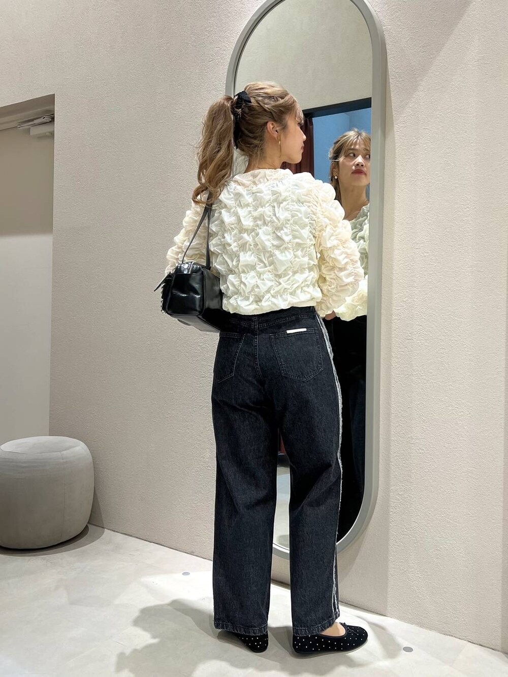 ブラック系のボストンバッグ、ブラック系のタンクトップ、ブラック系のバレエシューズを着用したレディースの秋コーディネートの3枚目の写真