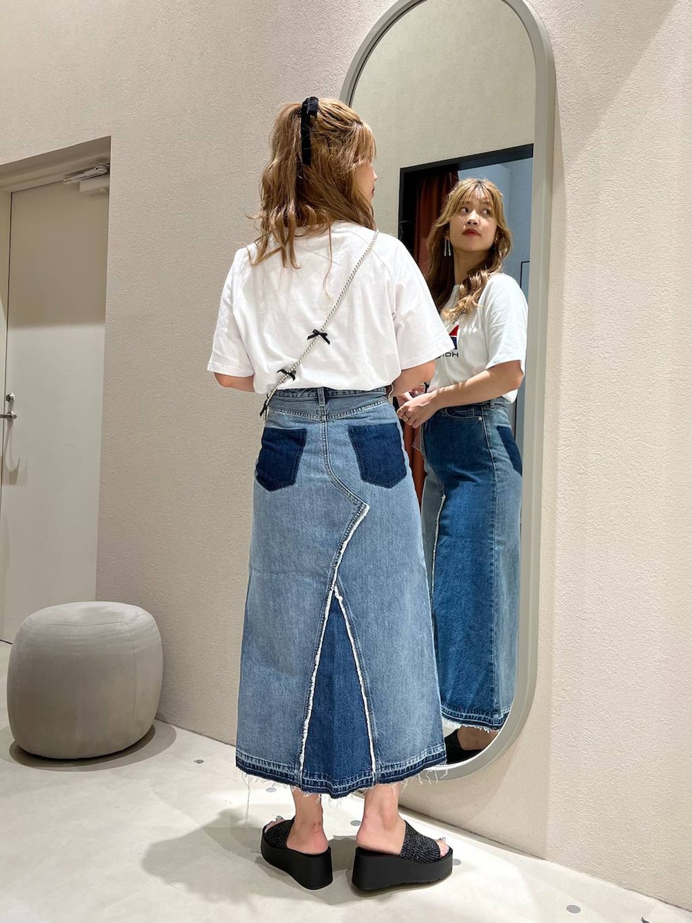 シルバー系のサンダル、ブルー系のスカート、ホワイト系のTシャツ/カットソーを着用したレディースの夏コーディネートの3枚目の写真