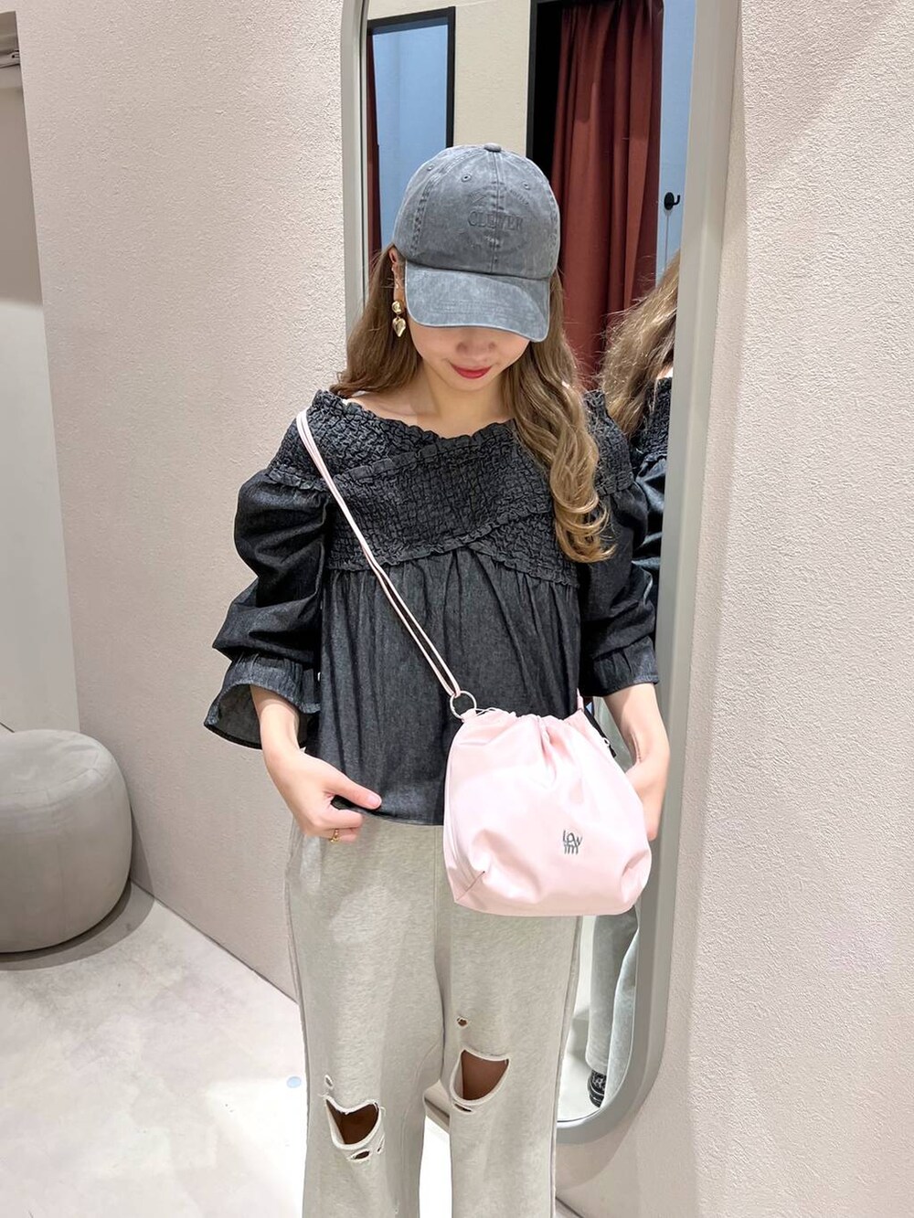 その他のシャツ/ブラウス、ピンク系のショルダーバッグ、グレー系のスウェットパンツを着用したレディースの冬コーディネートの2枚目の写真